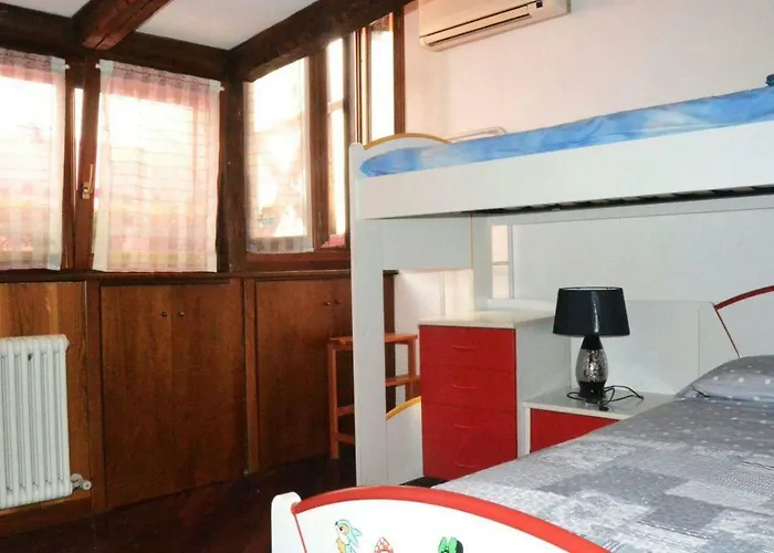 Relaxing Venetian Flat